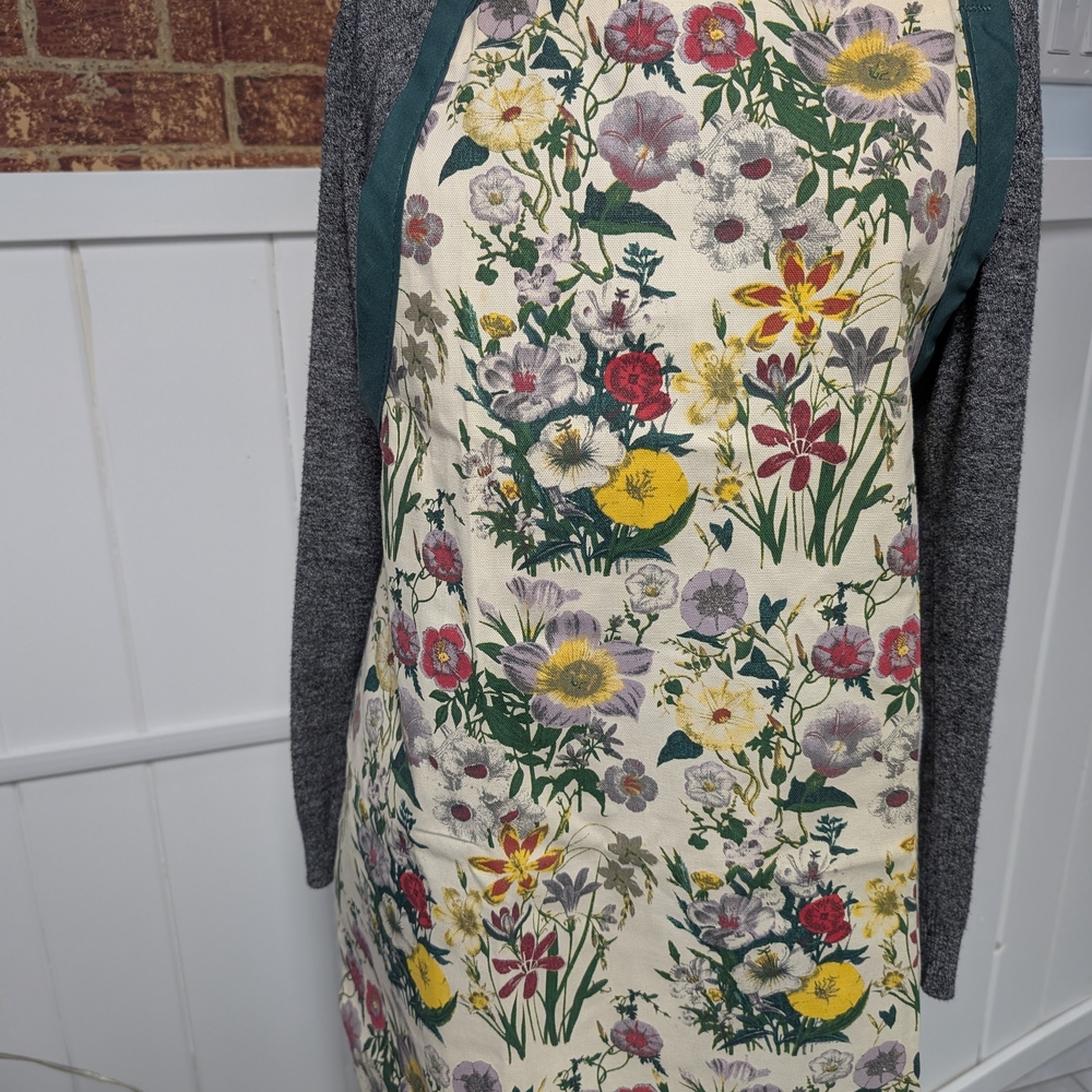Chic Botanical Apron with Green Straps Smithsonian Institution